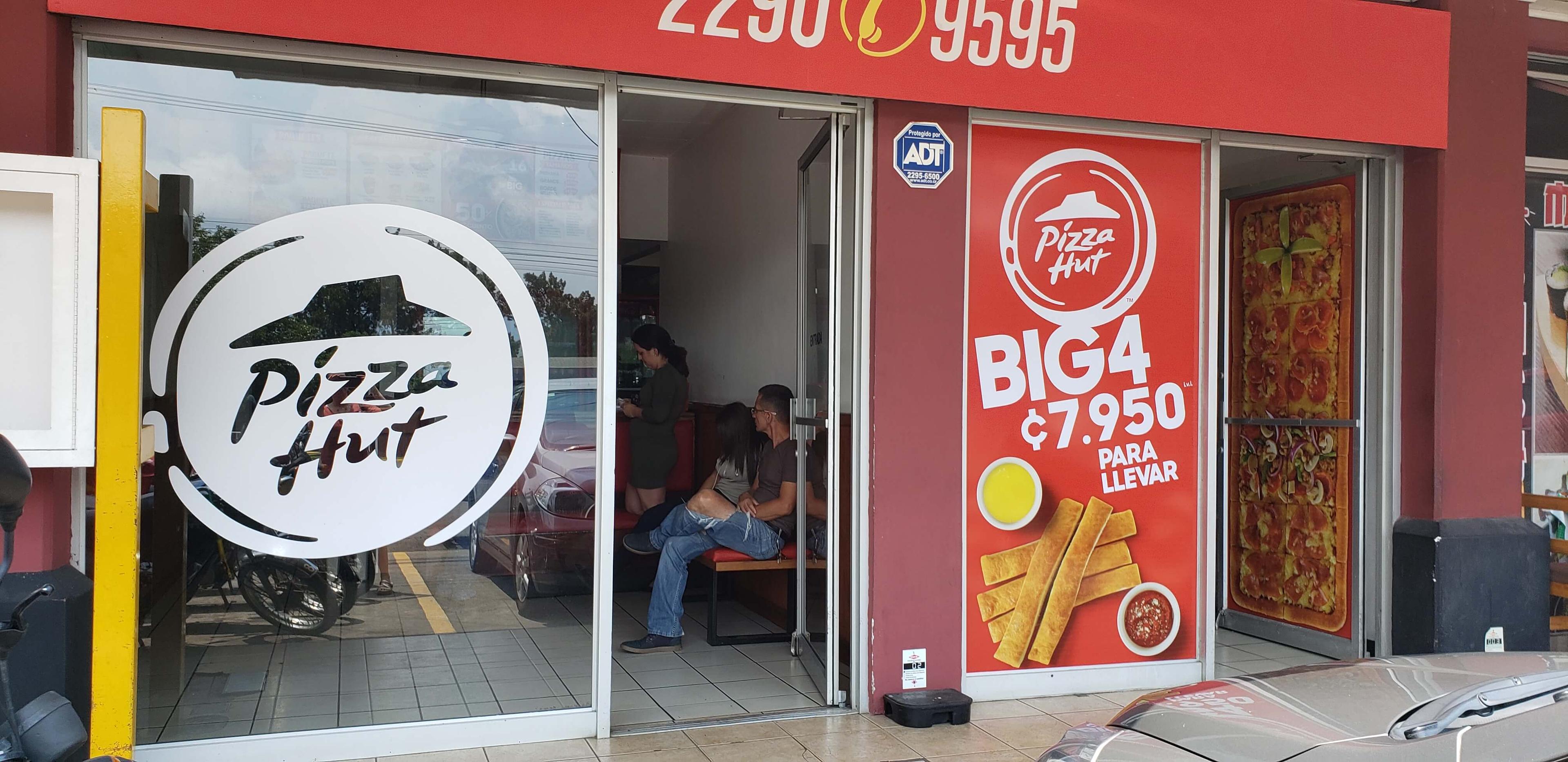Fachada del restaurante Pizza Hut Cenada
