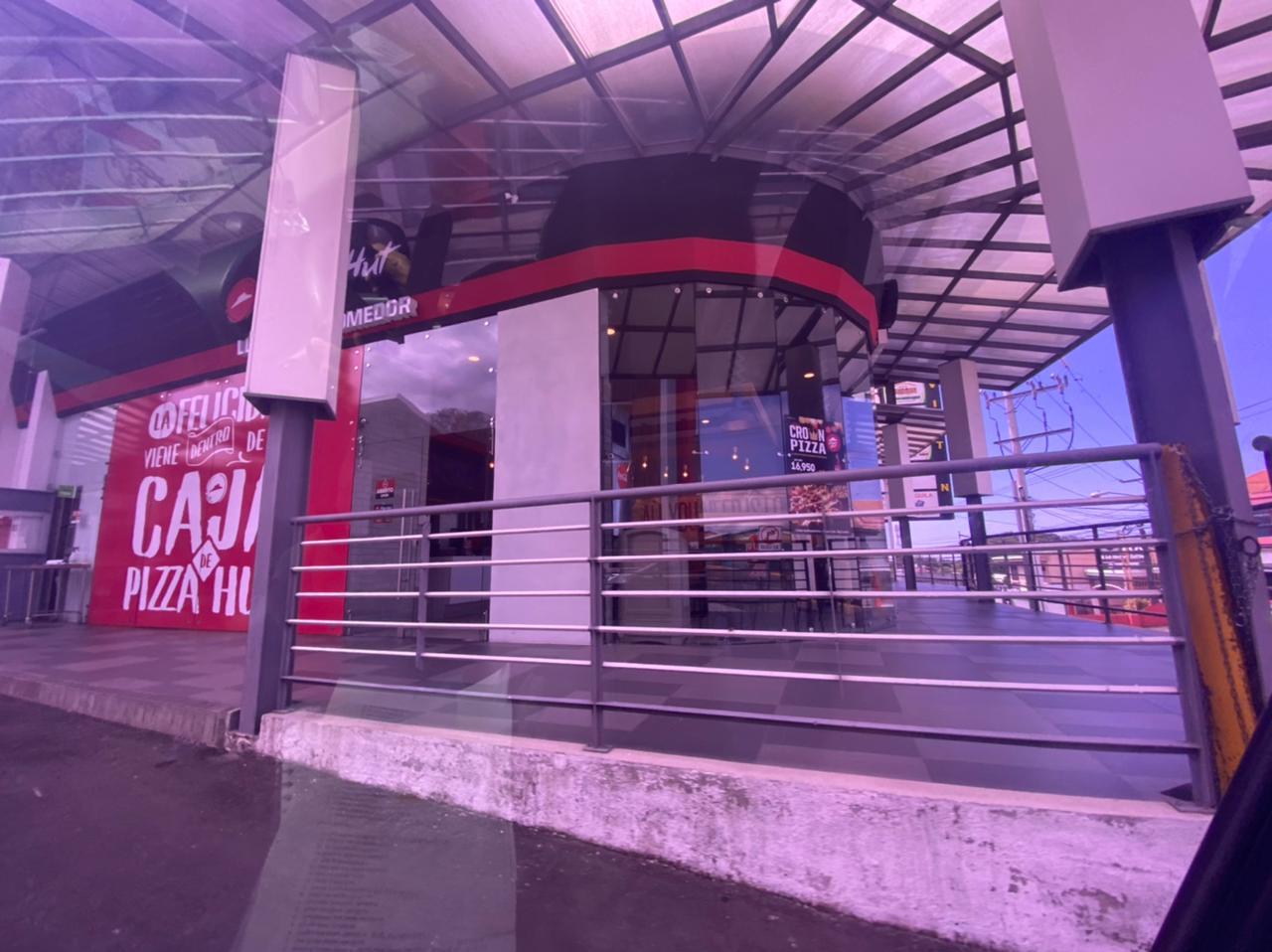 Fachada del restaurante Pizza Hut Sabanilla